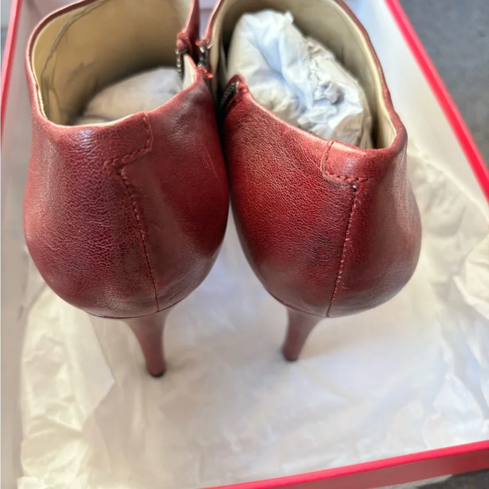 EUC Vince Camuto Elegant Burgundy Heeled Ankle Boots - Picture 3 of 5